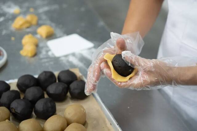 中秋福利！送你华农专属月饼+“网红”虎皮卷！