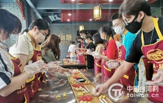 台湾学生们现场体验制作月饼。（图片来源：武汉市台办）