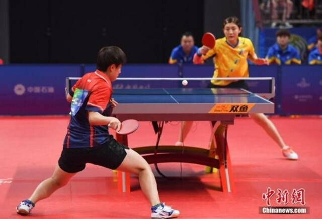  9月21日，在陕西延安举办的第十四届全运会乒乓球项目女子团体决赛中，辽宁队以3：1的成绩战胜山东队，夺得冠军。陈梦（黄）在比赛中。中新社记者王刚摄
