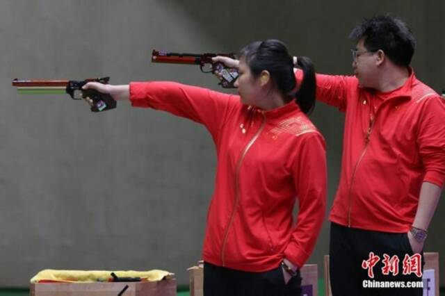 当地时间7月27日，在东京奥运会10米气手枪混合团体金牌战中，中国团体姜冉馨/庞伟在“抢16大战”中以16：14胜出，为中国代表队拿下第七块金牌。图片来源：视觉中国