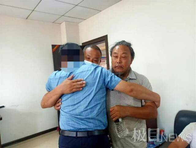 湖北咸宁5岁男童家门口被拐 30年后终于回家