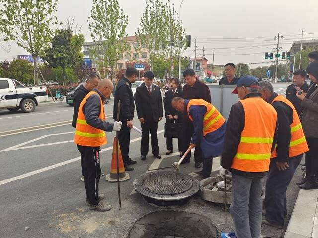 检察官现场督导新型窨井盖安装工作