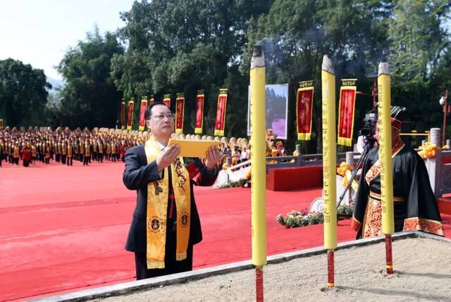 ▲毛伟明向中华民族始祖炎帝神农氏敬香。