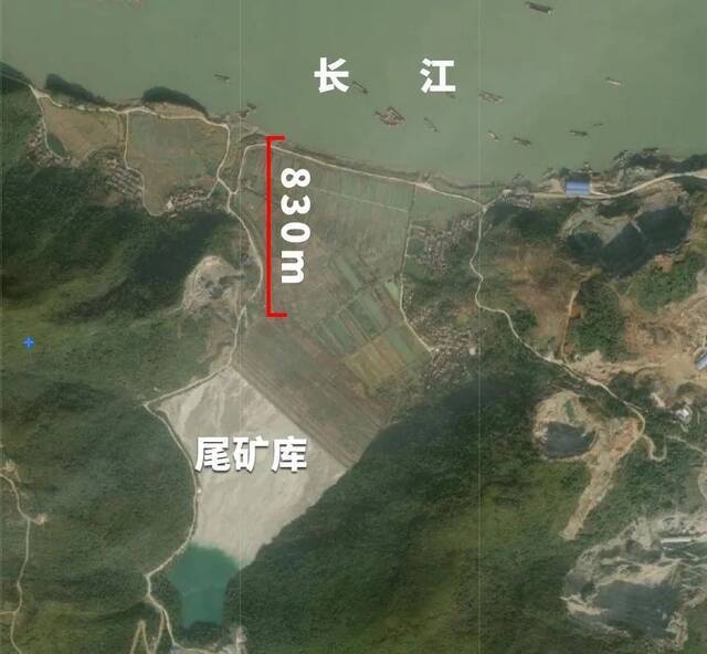 尾矿库距离长江干流800余米，未建截洪沟图片来源：生态环境部