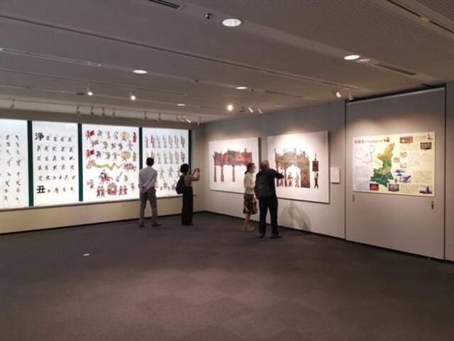 参观者观看“中国陕西皮影艺术展”展品。（图片由主办方提供）