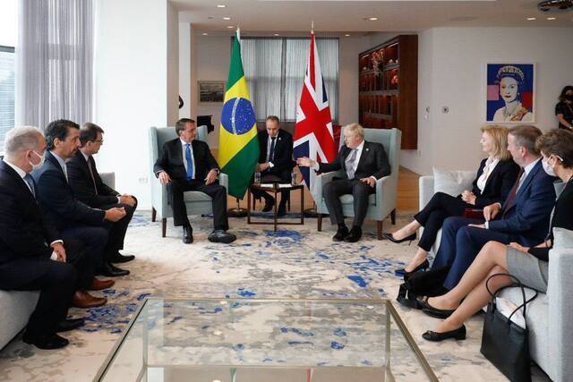 凯罗加（最左）20日曾与英国首相约翰逊会面并握手图自社交媒体
