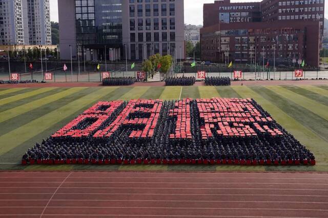 高能拉满！现在向我们走来的是2021级学生军训方队