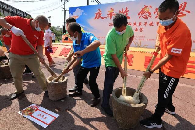 来自江北区的800多名干部群众及涉农企业代表参与节日庆祝活动，共同分享丰收的喜悦与幸福。赵乾摄