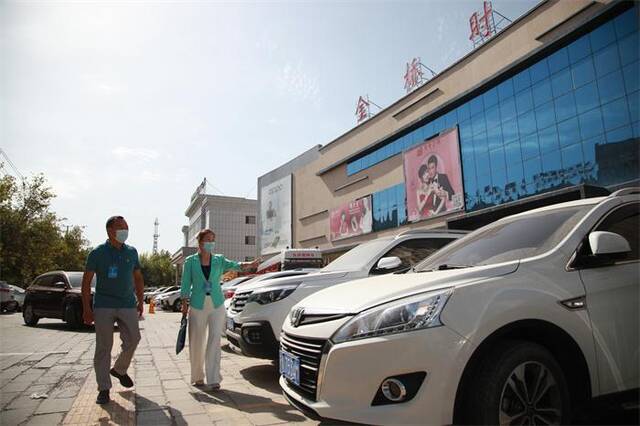沙雅县纪检监察干部在各超市、酒店的停车场查看是否有公车私用问题。（刘少丹摄）