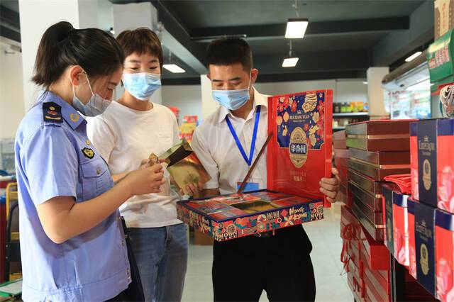 阿瓦提县“四风”督查组深入各大商场超市、烟酒月饼销售门市，重点查看月饼是否存在价质不对等、包装过于奢华，有无哄抬价格、恶意炒作等损害市场环境行为。（雷延花摄）