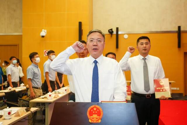 李泽龙任上海市金山区代理区长
