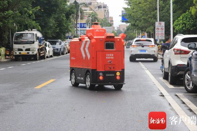 首辆智能无人配送快递车正在变道。记者苏桂除摄