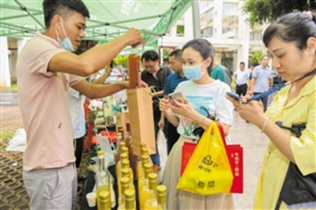 消费助农大集市走进海南广场