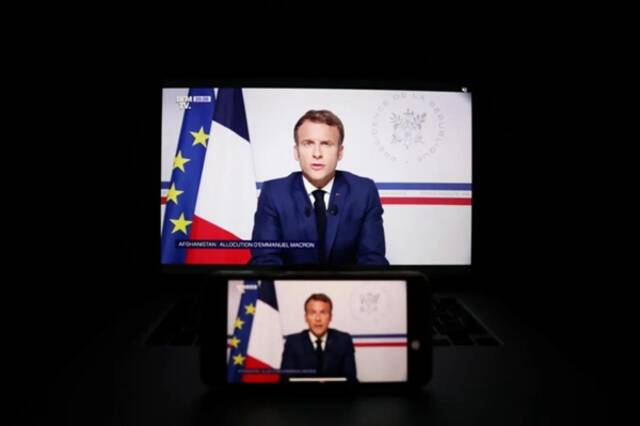 这是8月16日在法国巴黎拍摄的法国总统马克龙就阿富汗局势发表电视讲话的直播画面。新华社记者高静摄