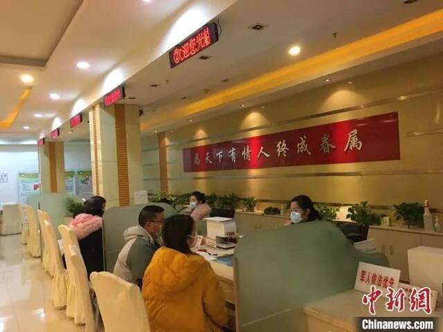 资料图：婚姻登记机关为新人办理婚姻登记。