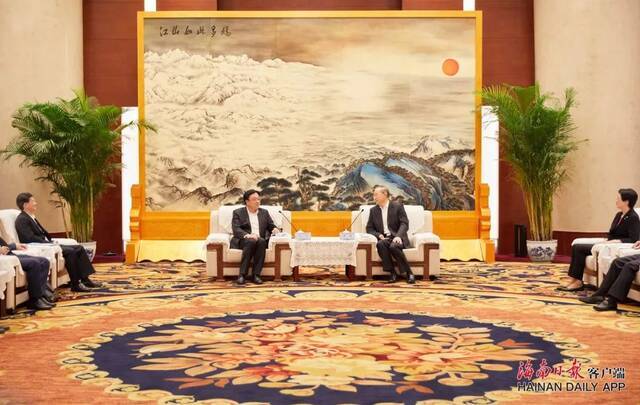 会议期间，省长冯飞与四川省省长黄强进行会晤。海南日报记者封烁摄