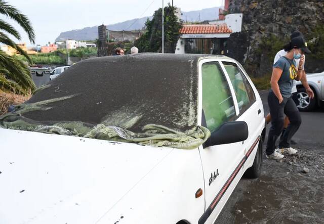 9月22日，在西班牙加那利群岛拉帕尔马岛上，汽车车身上覆盖着老昆布雷火山喷发出的火山灰。新华社发（古斯塔沃·巴连特摄）