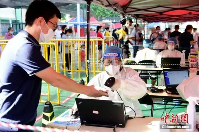 资料图：核验居民检测登记码。沈伟彬摄