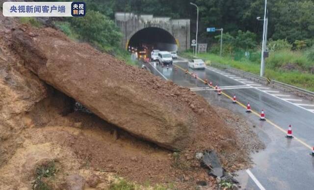 四川广元暴雨致多地山体滑坡 国道G108线半幅通行