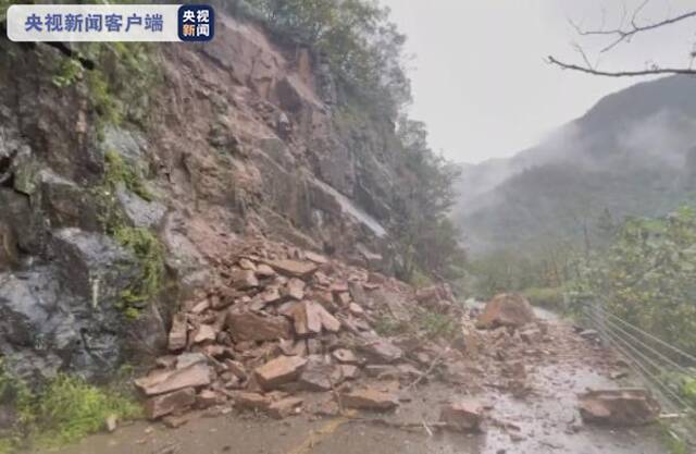 四川广元暴雨致多地山体滑坡 国道G108线半幅通行