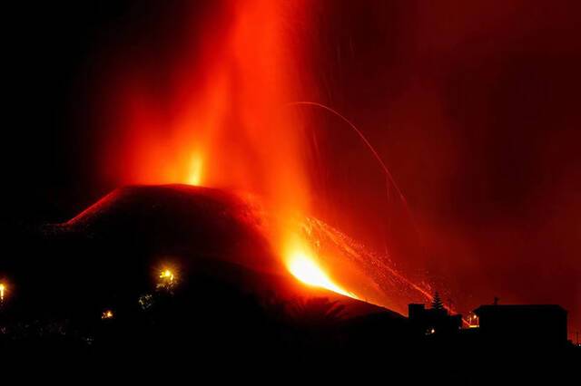 西班牙拉帕尔马岛火山锥破裂 岩浆快速向大海方向流入