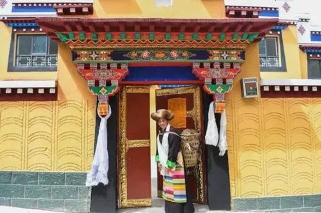 西藏山南市洛扎县洛扎镇次麦居委会的28户共88名村民，搬进边境小康村崭新二层藏式新房（2019年9月21日摄）。新华社记者晋美多吉摄