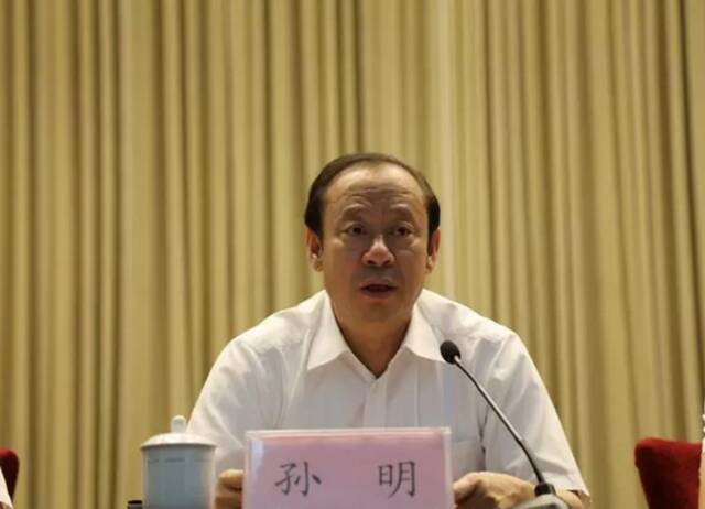 曾被责令辞去市长，后又任市政府副秘书长、区委书记等职的他，落马