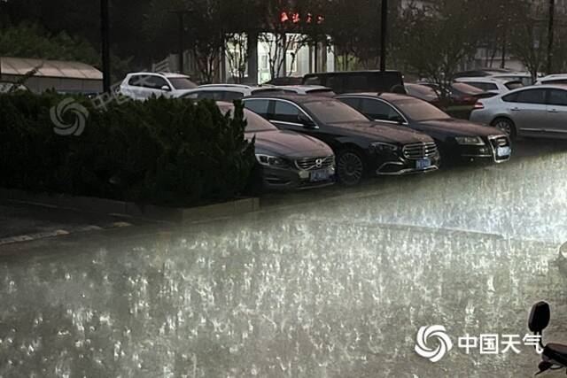 9月9日，北京多地遭遇强降雨，海淀雨势猛烈。（图/中国天气网王晓）