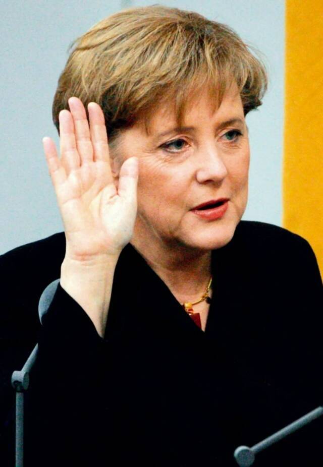 2005年11月22日，默克尔宣誓就任德国联邦政府总理。图/视觉中国