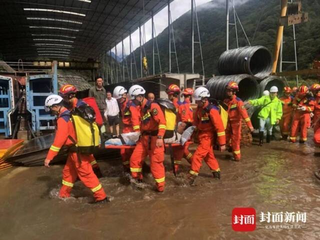 四川天全山洪灾害幸存者：被冲进了河中 逆水游向大树获救