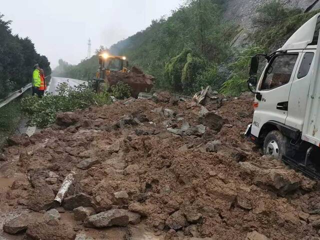 山西陵侯高速边坡塌方 多部门紧急处置保平安