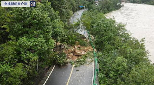 四川广元：强降雨致省道303线多处塌方 沿线近10万人通行受影响