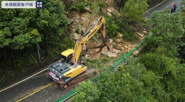 四川广元：强降雨致省道303线多处塌方 沿线近10万人通行受影响