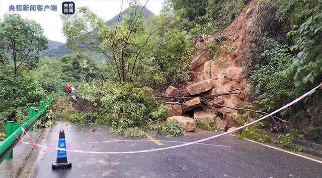 四川广元：强降雨致省道303线多处塌方 沿线近10万人通行受影响