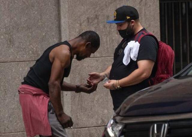 纽约街头，2名男子公然交易毒品