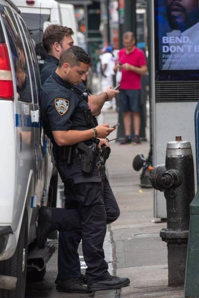 警察无视吸毒贩毒，靠在车边玩手机