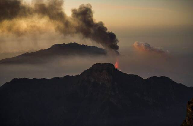 西班牙拉帕尔马岛火山熔岩流重新活跃 迅速向海岸方向移动