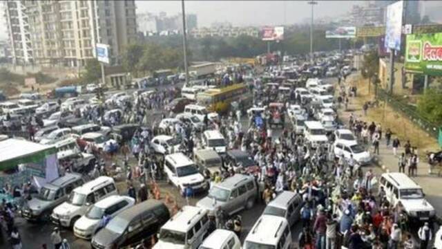 印度各地农民举行抗议：封锁公路和铁路，造成大规模拥堵
