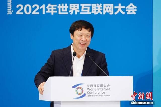 9月26日，由中国新闻社主办的“2021年世界互联网大会乌镇峰会——全球抗疫与国际传播论坛”在浙江乌镇举行。环球时报社总编辑胡锡进出席论坛并致辞。中新社记者韩海丹摄