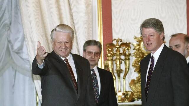 叶利钦（左）和克林顿（右）资料图