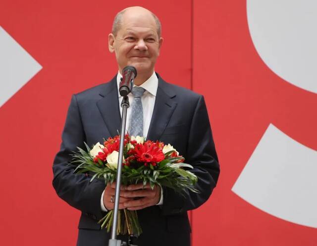 当地时间2021年9月27日，德国柏林，德国社民党总理候选人肖尔茨与党内其他人士在德国大选结束后向媒体发表了讲话。图/IC photo