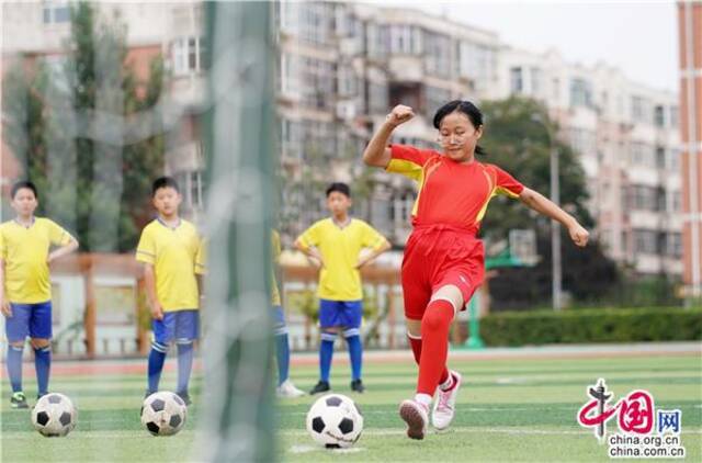 9月23日，河北省邢台市内丘县平安小学学生在进行足球训练。新华社记者朱旭东摄