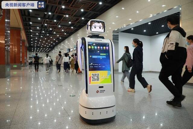 北京轨道交通首个车站智能服务机器人“上岗”