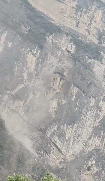 重庆巫山笔架山危岩发生二次崩塌 提前撤离无人员伤亡