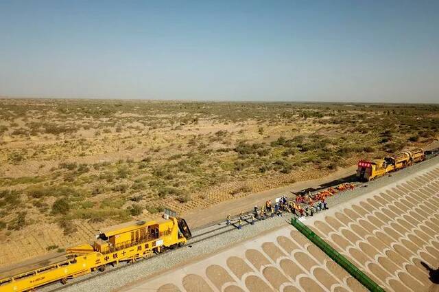 穿沙而行的和若铁路正式铺通（9月27日摄，无人机照片）。新华社记者顾煜摄