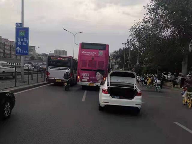 小轿车“碰瓷”公交车现场