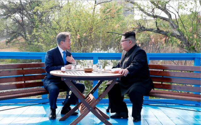 当地时间2018年4月27日，板门店，韩国总统文在寅和朝鲜最高领导人金正恩在板门店进行会面。/IC photo