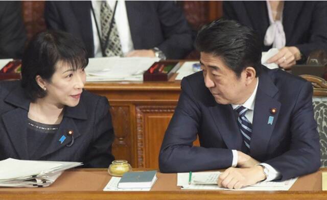 日本前总务大臣高市早苗和前首相安倍晋三