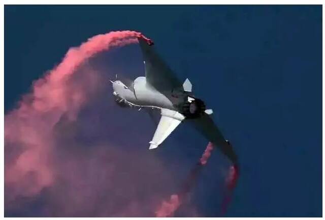 之前在珠海航展上表演“落叶飘”的歼-10B战机。