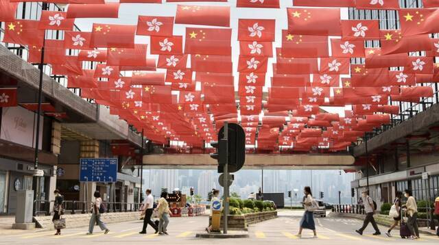 今年国庆节 香港各区民政事务处将示范正确悬挂国旗和区旗